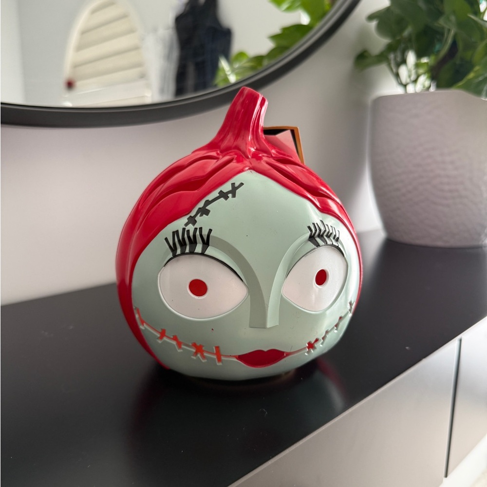 Disney’s Nightmare Before Christmas Special Edition Light up Pumpkin Decoration!